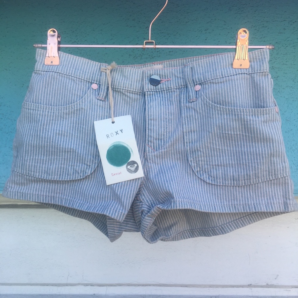 ROXY Pinstriped Shorts 💙